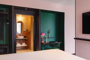 Suite Confort, 1 cama doble con sofá cama | Ropa de cama de alta calidad, caja fuerte, escritorio