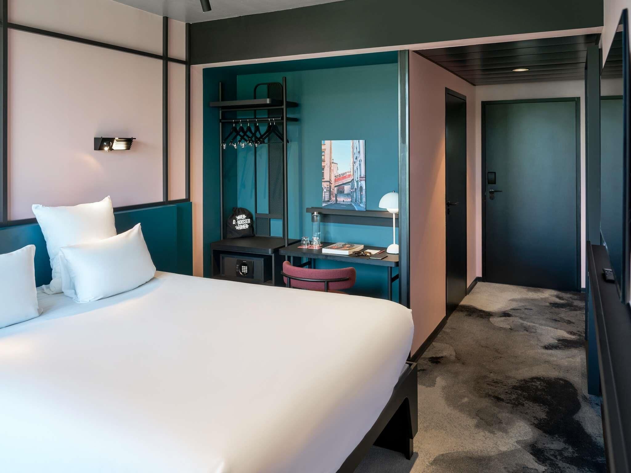 Premium bedding, in-room safe, desk, laptop workspace