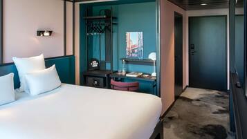 Premium bedding, in-room safe, desk, laptop workspace
