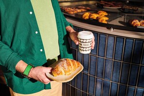 Se sirven cenas y cocina mediterránea