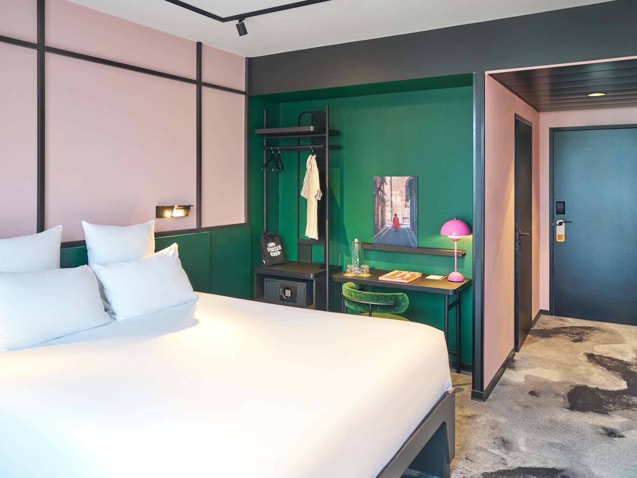 Comfort Room, 1 Queen Bed | Premium bedding, in-room safe, individually decorated