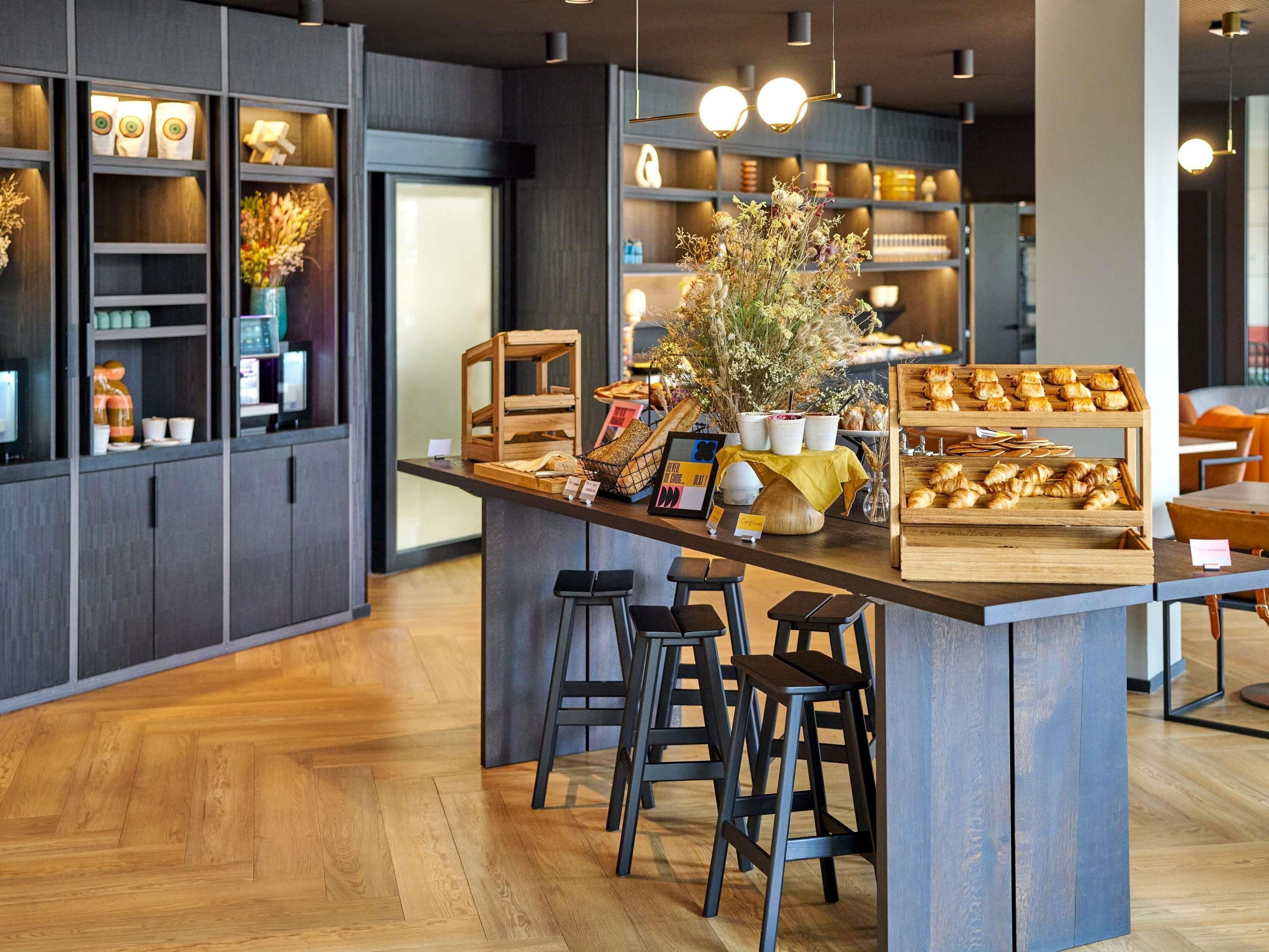 Se sirven cenas y cocina mediterránea 