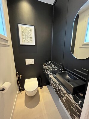 Shower, hair dryer, towels, soap - Parmentier Oberkampf Area Fullness and Elegance (Paris)