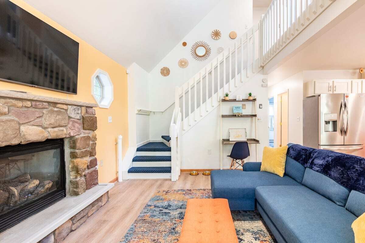 Family-Focused Hideaway, Pet & Baby Friendly, Cozy Fireplace, near JFBB