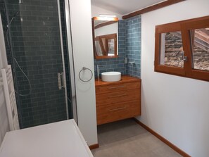 Dusche, Haartrockner, Handtücher, Toilettenpapier
