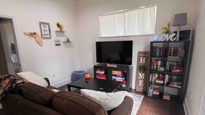 Unclassified image, 2 of 13, button - Lake-Themed Private Guest Suite Gated Community Pet Friendly Near I-4 (Plant City)