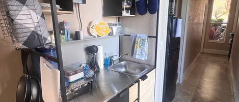 Kühlschrank, Mikrowelle, Wasserkocher mit Kaffee-/Teezubehör, Hochstuhl