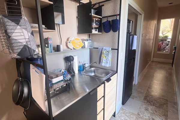 Refrigerador, microondas, cafetera y tetera y periquera