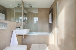 تجهيزات دش، مجففات شعر، مناشف، صابون