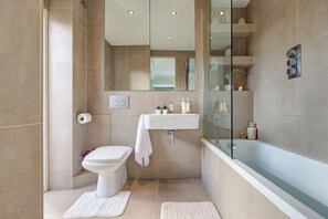 Dusj, hårføner, håndklær og såpe