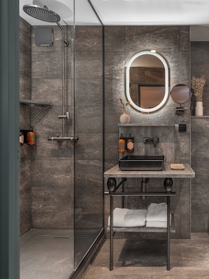 Executive Room | Bathroom | Designer toiletries, slippers, towels, soap - Boudoir des Muses (Paris)