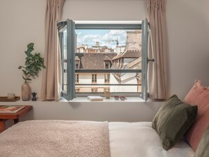 Ropa de cama de alta calidad y caja de seguridad en la habitación 