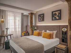 Ropa de cama de alta calidad y caja de seguridad en la habitación