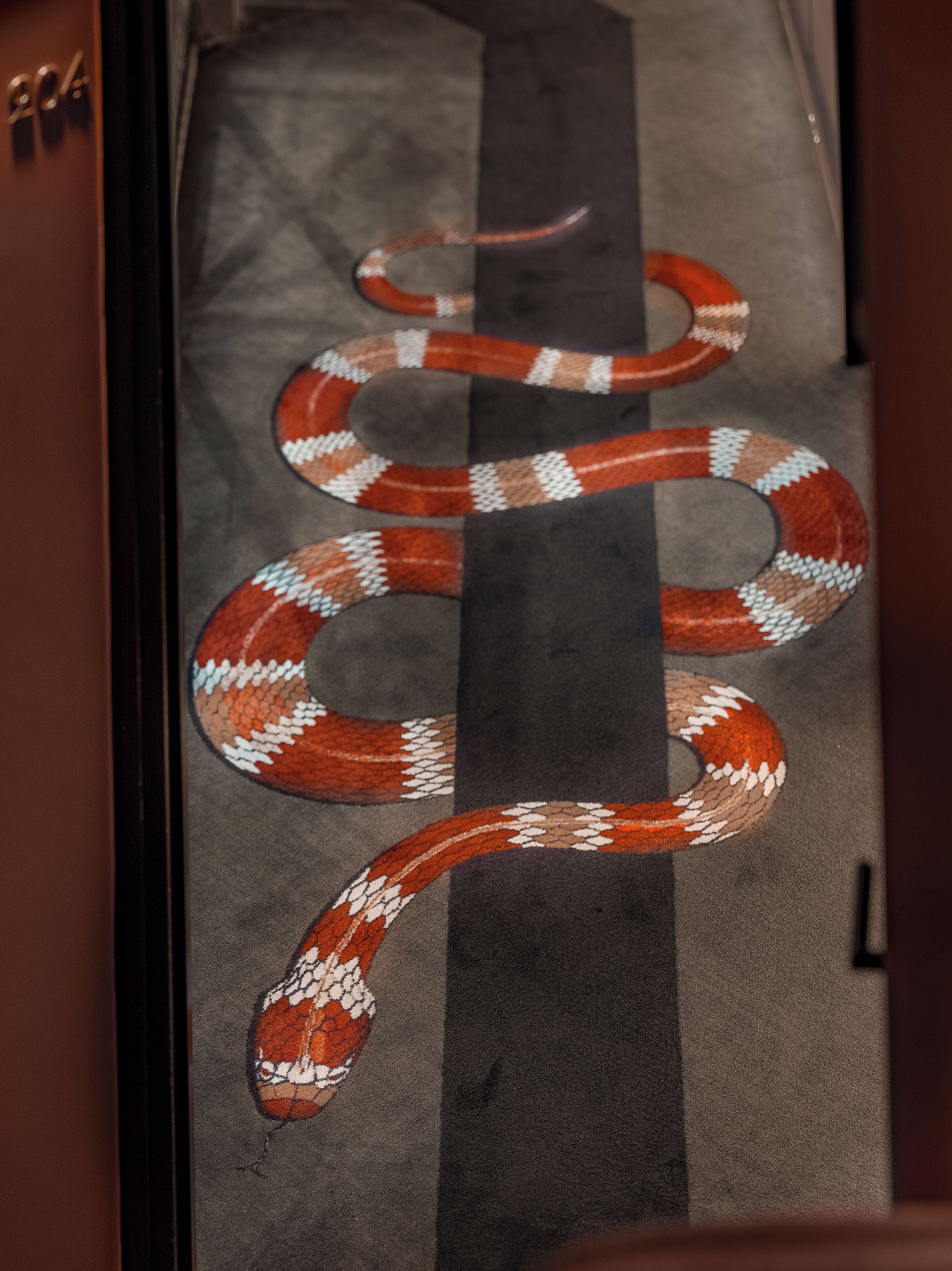 Una alfombra con un diseño de serpiente.