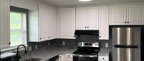 Réfrigérateur, four, plaque de cuisson, lave-vaisselle