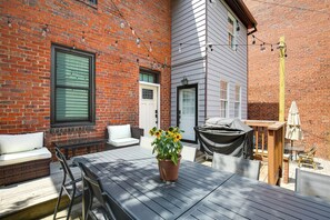 Outdoor dining - Grand Retreat with VMFA Views + Large Groups (Richmond)