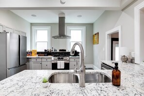 Private kitchen - Grand Retreat with VMFA Views + Large Groups (Richmond)