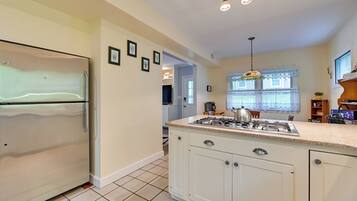 Refrigerador, microondas, parrilla de estufa y lavavajillas