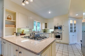 Geladeira, micro-ondas, cooktop, lava-louças