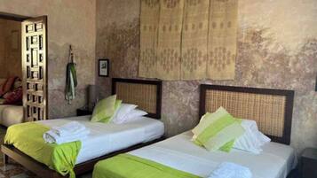 Rumah Klasik | 2 kamar tidur, Wi-Fi gratis, dan seprai linen