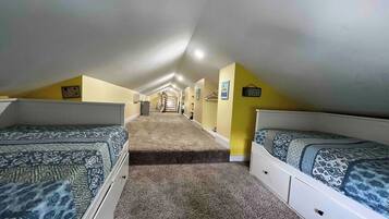 2 bedrooms, desk, iron/ironing board, WiFi