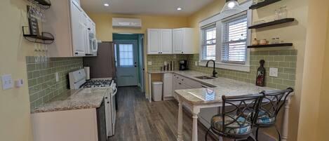 Frigorífico, microondas, horno y placa de cocina