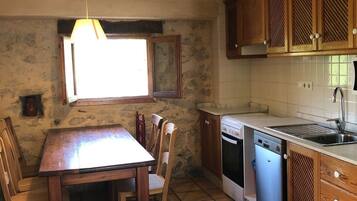 Frigorífico, microondas, horno y lavavajillas