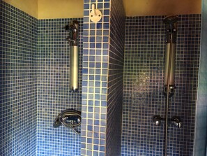 Douche, sèche-cheveux, papier toilette