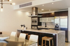 Refrigerador, microondas, horno y lavavajillas