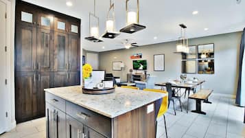 Refrigerador con freezer, microondas, horno, placa de cocina