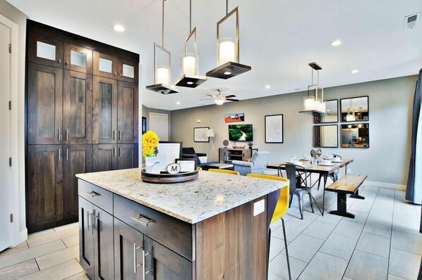 Casa de lujo, varias camas, patio, vistas a la montaña | Cocina privada | Frigorífico grande, microondas, horno y placa de cocina