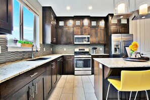 Casa de lujo, varias camas, patio, vistas a la montaña | Cocina privada | Frigorífico grande, microondas, horno y placa de cocina