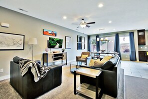 Casa de lujo, varias camas, patio, vistas a la montaña | Zona de estar | Una televisión LED, Netflix, Hulu, servicios de streaming