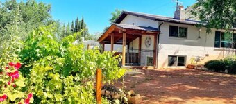 Central & Peaceful Getaway at Cozy Studio Apt.