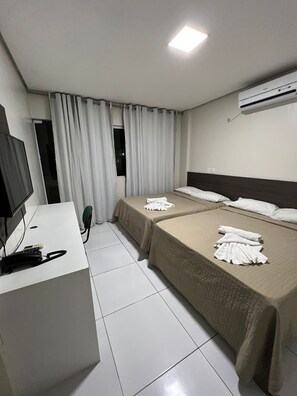 A hotel room with two beds, a desk with a phone, and an air conditioning unit on the wall. - RILL HOTEL BY UCHÔA (Teresina)