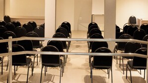 An auditorium with rows of chairs and a sign that reads 'AUDITÓRIO'. - RILL HOTEL BY UCHÔA (Teresina)