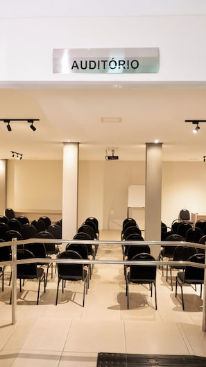 An auditorium with rows of chairs and a sign that reads 'AUDITÓRIO'. - RILL HOTEL BY UCHÔA (Teresina)