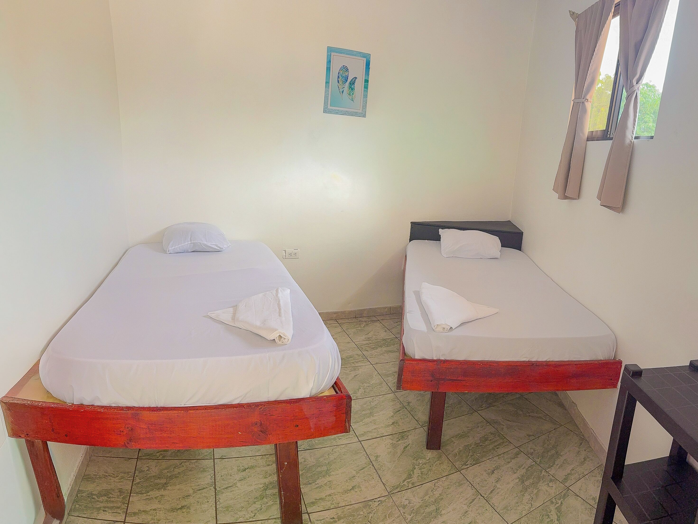 Habitación estándar con 2 camas individuales | Wifi gratis y ropa de cama 