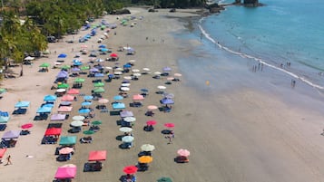 Pantai di sekitar dan pasir putih
