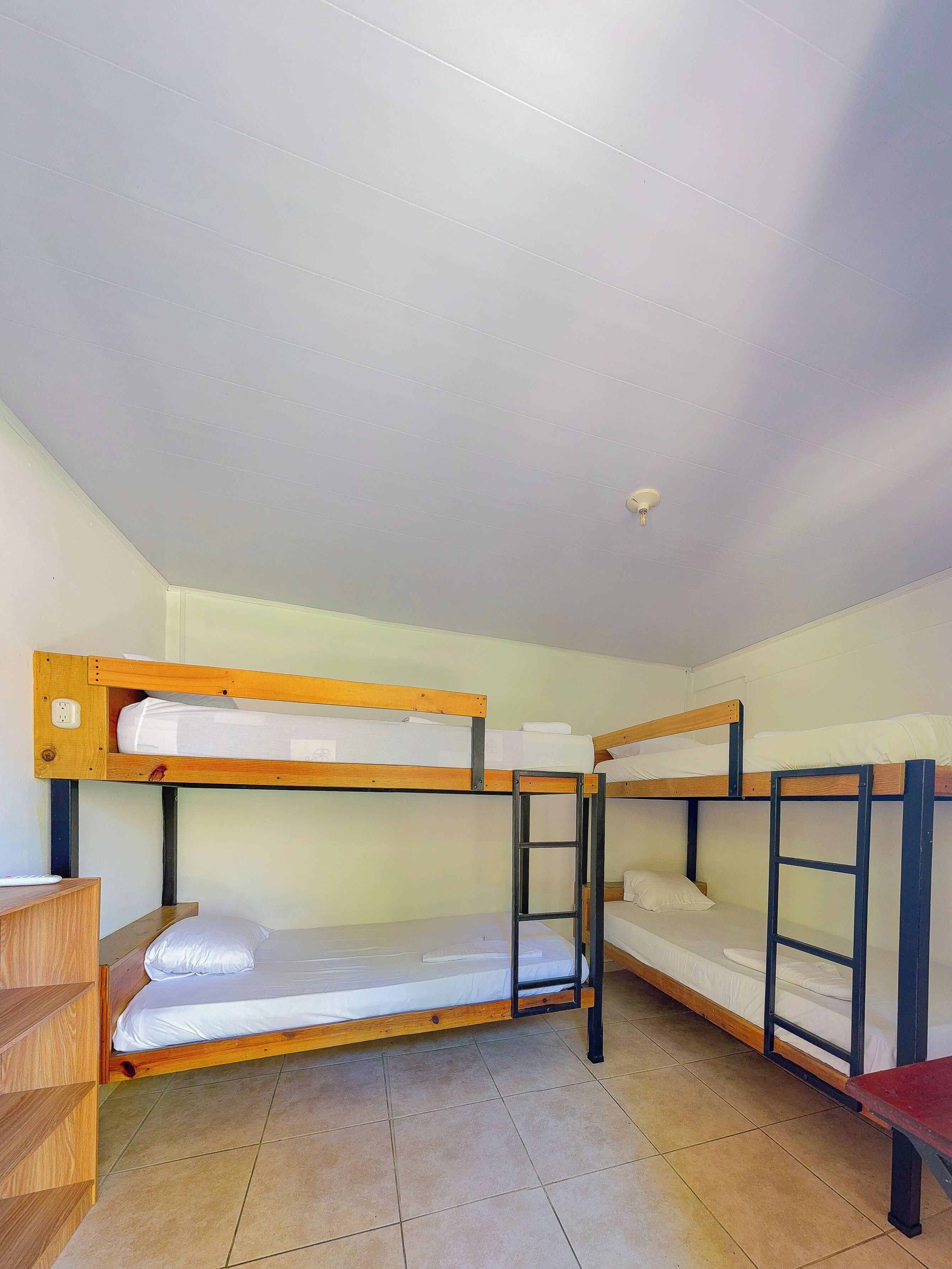 Habitación cuádruple estándar | Wifi gratis y ropa de cama 