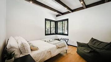 4 bedrooms, WiFi, bed sheets
