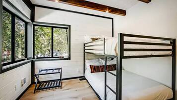 4 bedrooms, WiFi, bed sheets