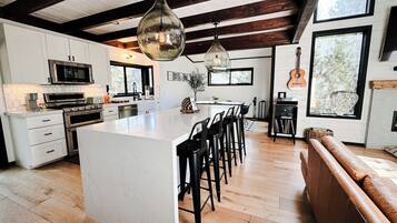 Kjøleskap, oppvaskmaskin, kaffetrakter/tekoker og kjøkkenutstyr