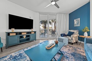 Smart TV, caminetto, tavolo da ping pong, libri