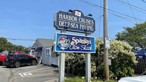 Skilt for havnerundfarter og Spanky's Clam Shack.