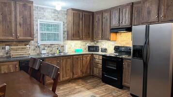 JÀÀkaappi, mikroaaltouuni, uuni, liesi