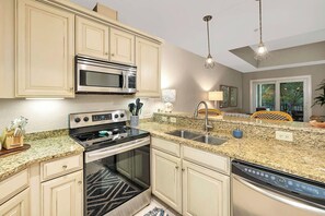 Fridge, microwave, oven, stovetop - South Island - Walk to beach, village & island’s best restaurants! FLETC-TDY (St. Simons Island)