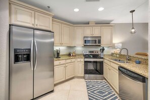 Fridge, microwave, oven, stovetop - South Island - Walk to beach, village & island’s best restaurants! FLETC-TDY (St. Simons Island)
