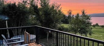 Lakefront cottage with hot tub 2Br