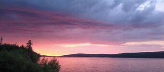 Lakefront cottage with hot tub 2Br